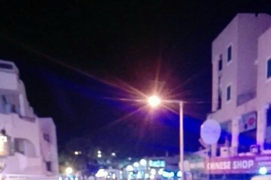 Bombeiros e INEM, com duas ambulâncias e quatro operacionais, prestaram assistência aos dois homens no local 