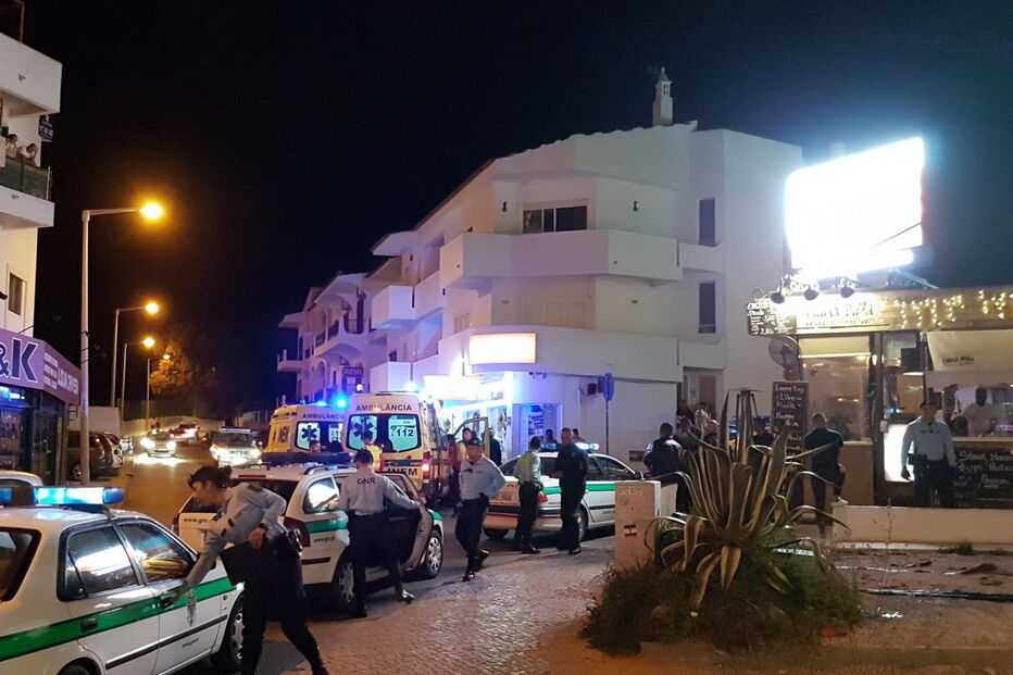 Bombeiros e INEM, com duas ambulâncias e quatro operacionais, prestaram assistência aos dois homens no local 