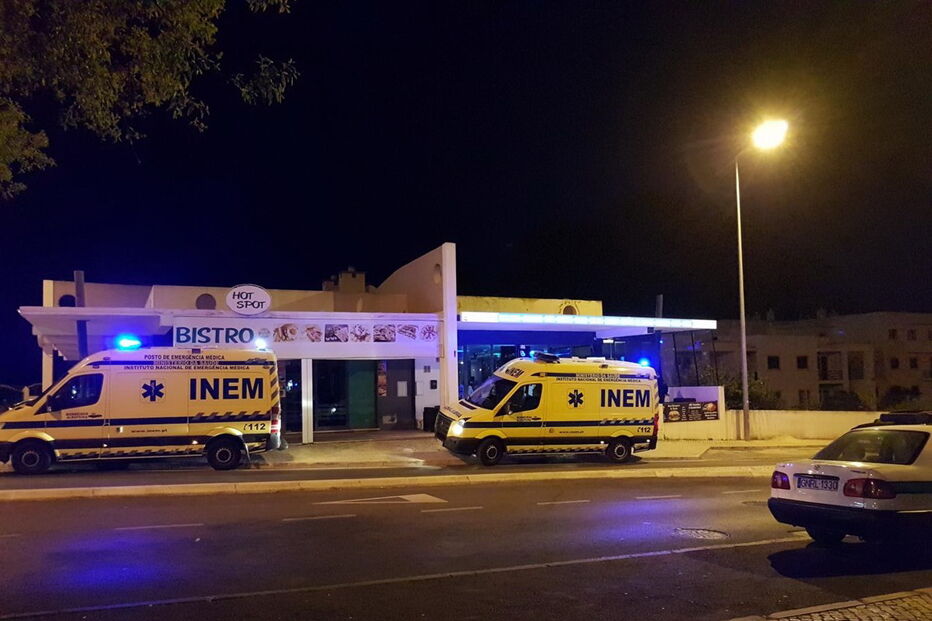 Bombeiros e INEM, com duas ambulâncias e quatro operacionais, prestaram assistência aos dois homens no local 