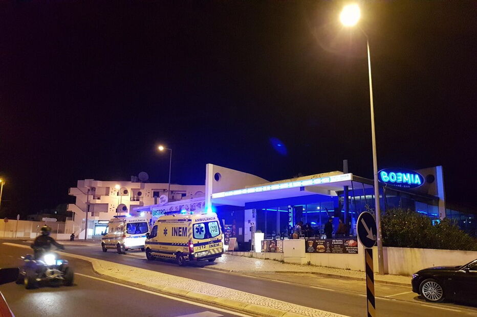 Bombeiros e INEM, com duas ambulâncias e quatro operacionais, prestaram assistência aos dois homens no local 