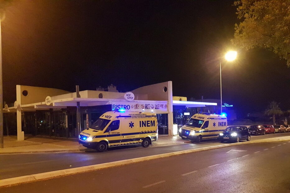 Bombeiros e INEM, com duas ambulâncias e quatro operacionais, prestaram assistência aos dois homens no local 