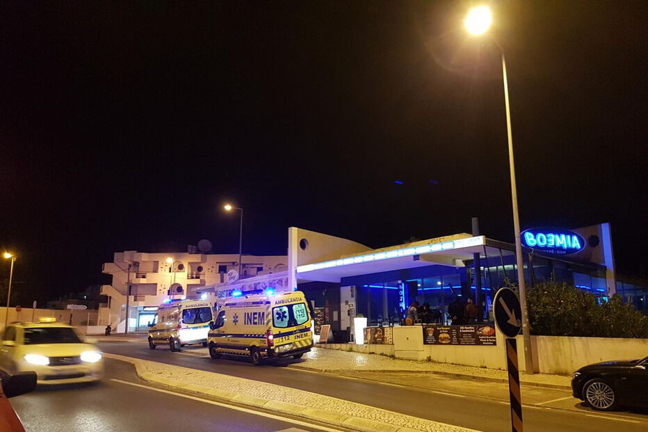 Bombeiros e INEM, com duas ambulâncias e quatro operacionais, prestaram assistência aos dois homens no local 