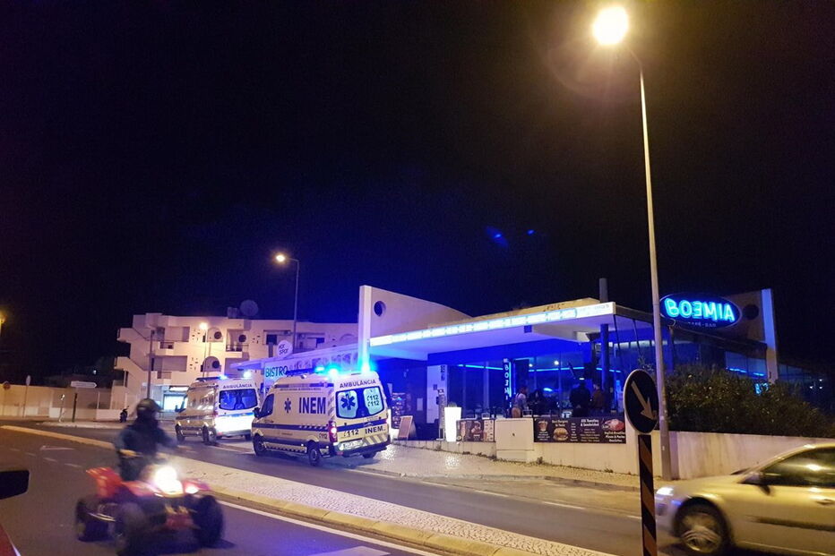 Bombeiros e INEM, com duas ambulâncias e quatro operacionais, prestaram assistência aos dois homens no local 