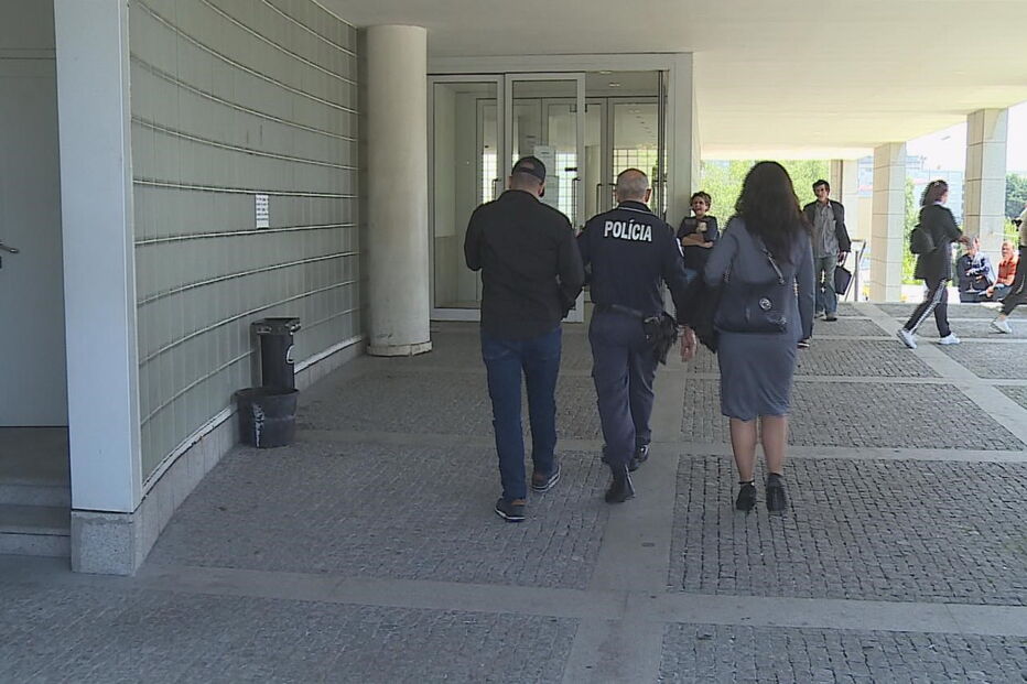 Arguido entrou acompanhado da polícia no Tribunal de Matosinhos