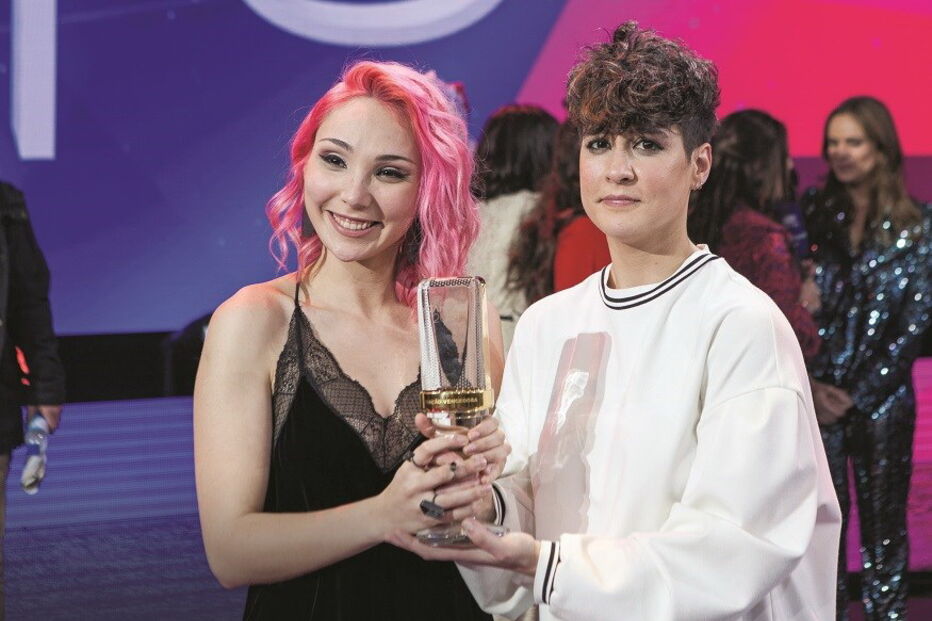 Cláudia Pascoal e Isaura Santos com o troféu do Festival da Canção