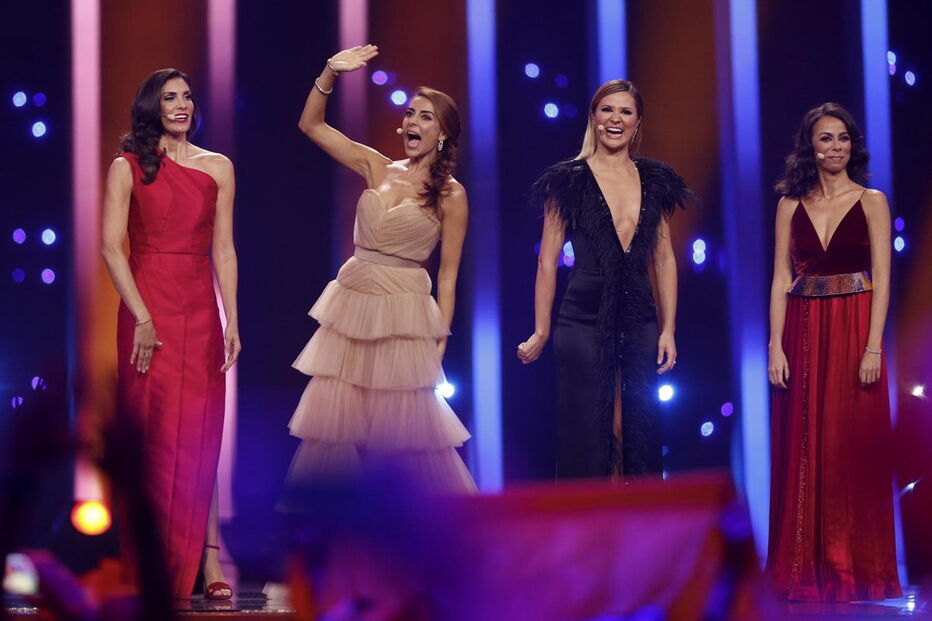 Apresentadoras da Eurovisão brilharam com vestidos de criadores nacionais