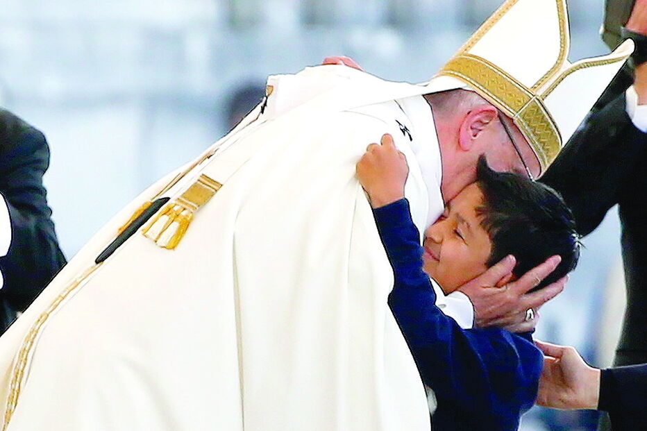 Lucas abaraça o papa Francisco no centenário de Fátima