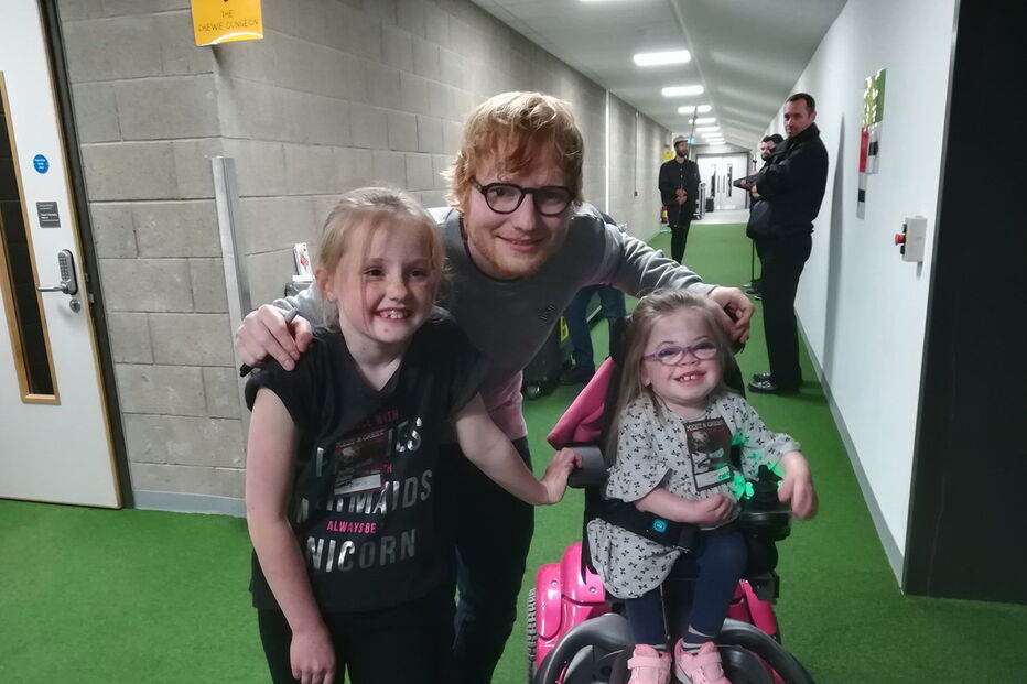 Aoibhe O'Connor e a irmã com Ed Sheeran 