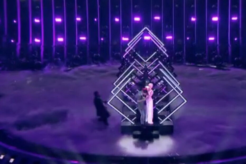 Homem entra em palco e 