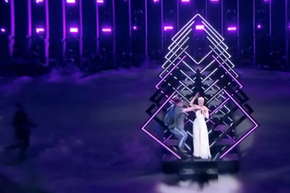 Homem entra em palco e 