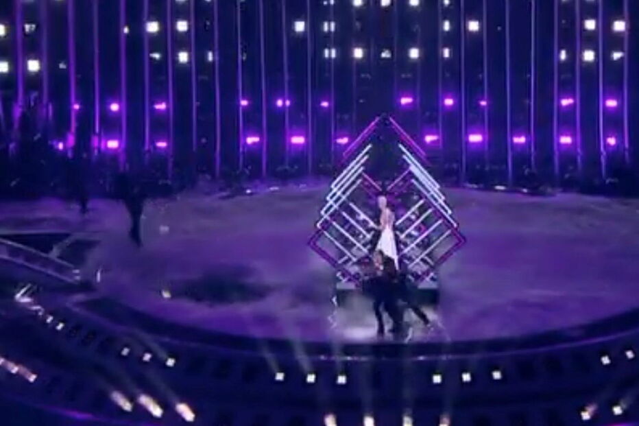 Homem entra em palco e 