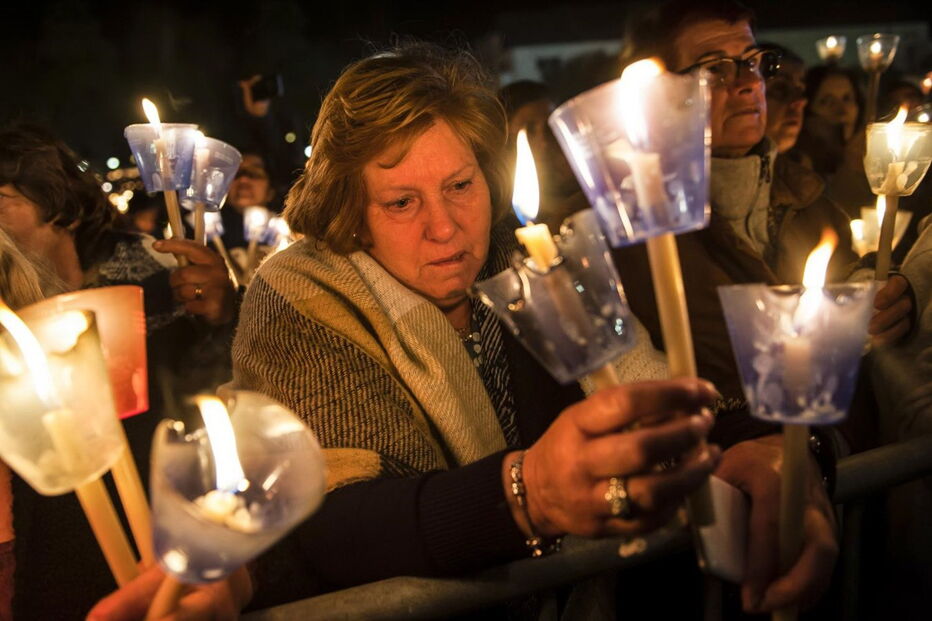 Peregrinos participam na Procissão das Velas no Santuário de Fátima