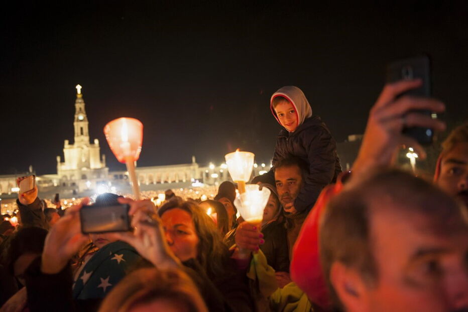 Peregrinos participam na Procissão das Velas no Santuário de Fátima