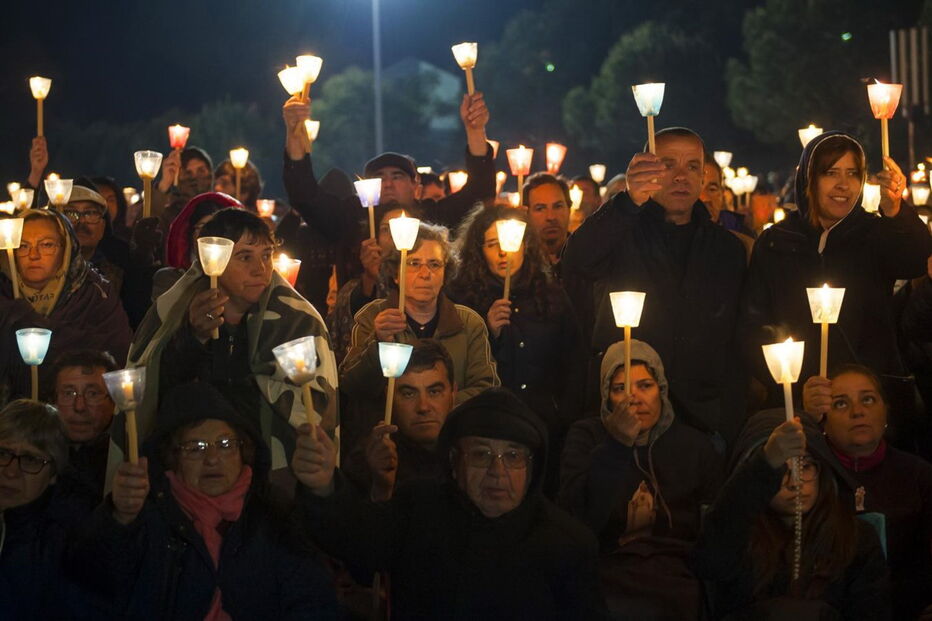 Peregrinos participam na Procissão das Velas no Santuário de Fátima