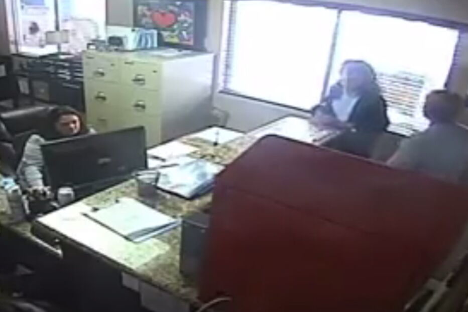 Homem espanca e chicoteia filha de 14 anos na secretaria da escola