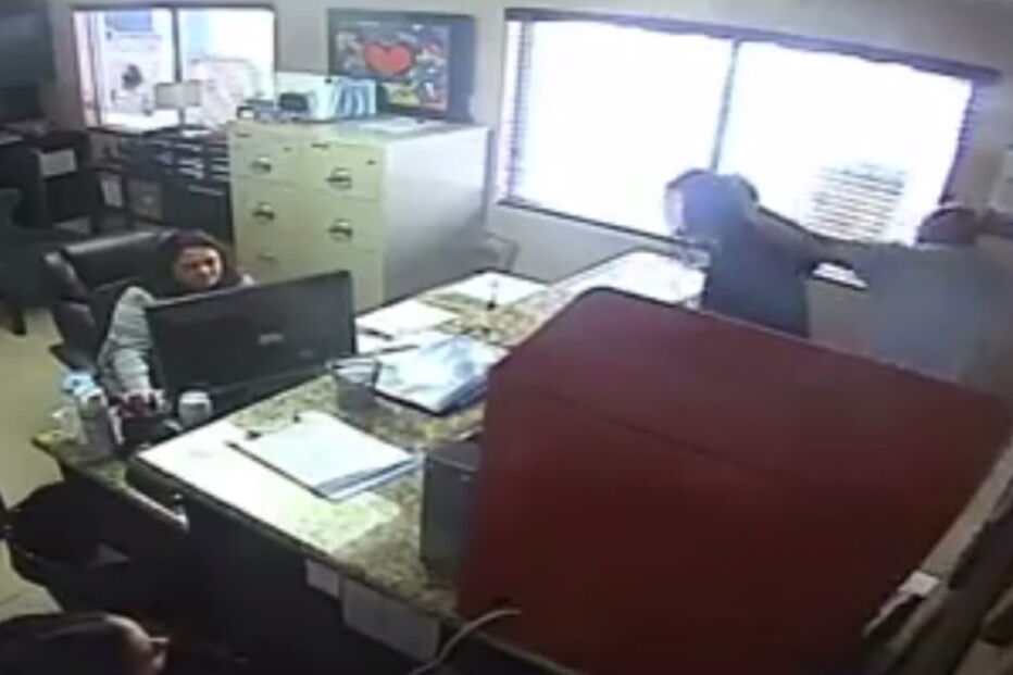 Homem espanca e chicoteia filha de 14 anos na secretaria da escola