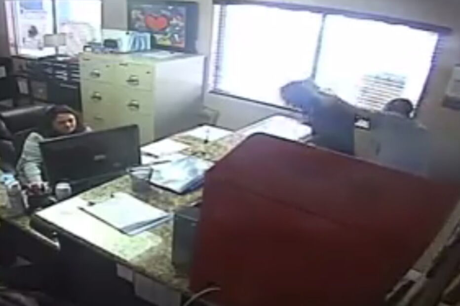 Homem espanca e chicoteia filha de 14 anos na secretaria da escola