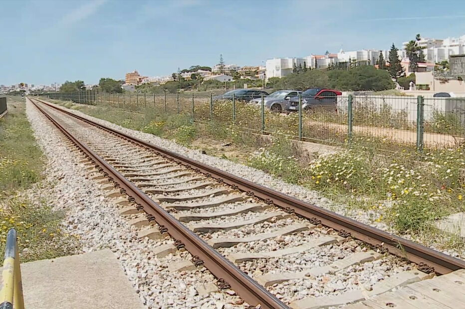 Mulher morre atropelada por comboio em Lagos