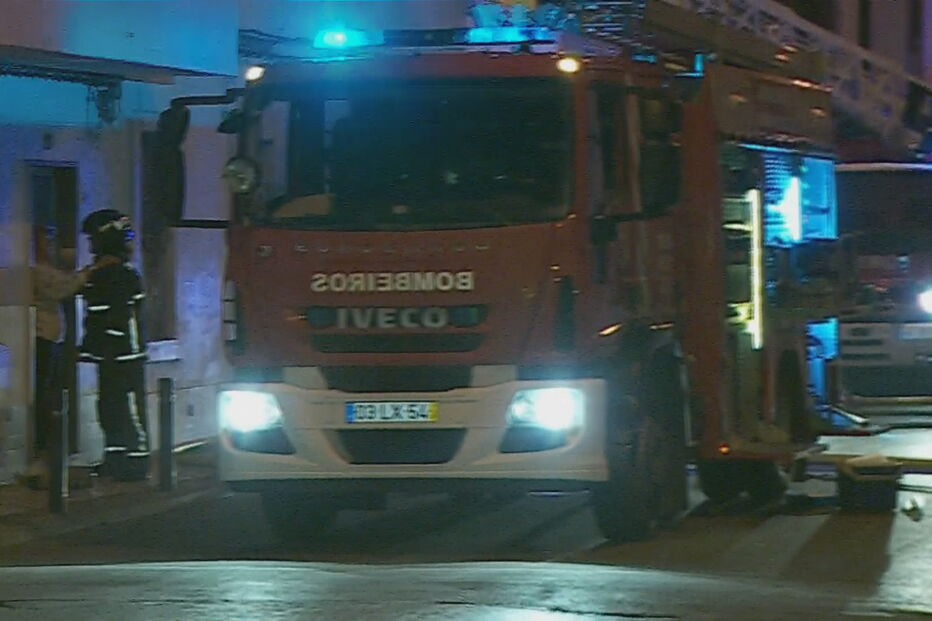 Incêndio em habitação de Faro faz dois desalojados