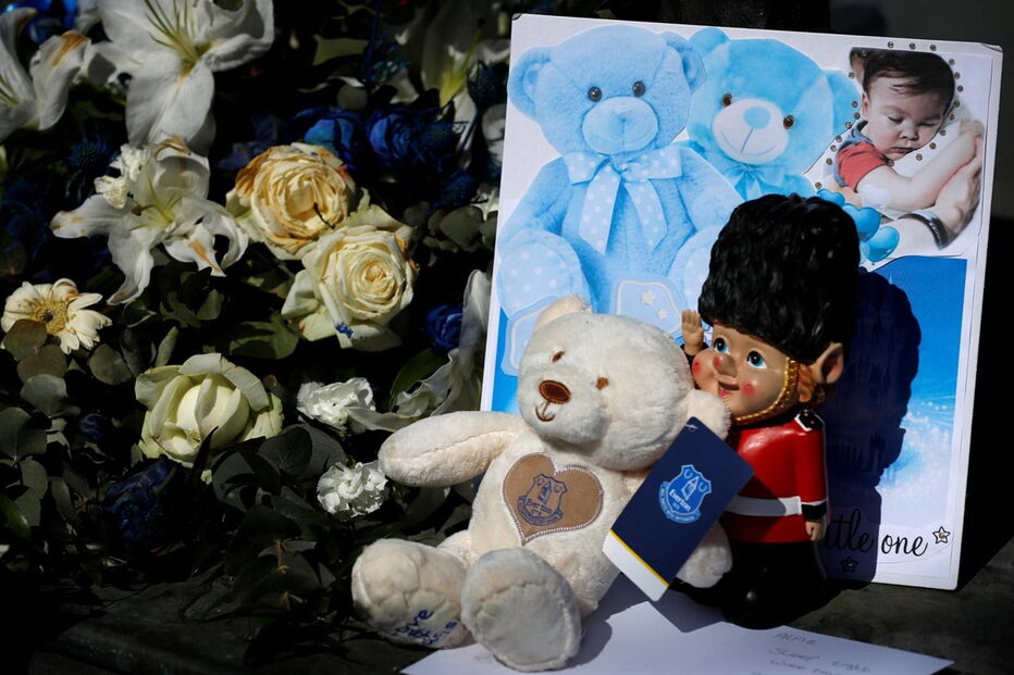 Multidão na despedida emotiva a Alfie Evans