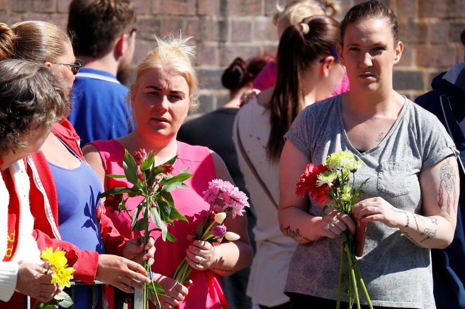 Multidão na despedida emotiva a Alfie Evans