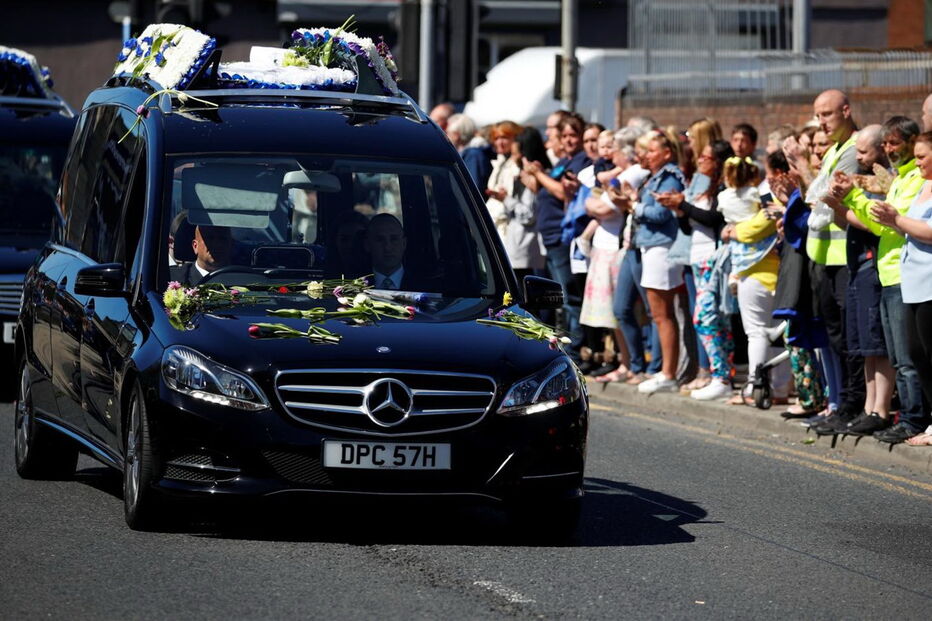 Multidão na despedida emotiva a Alfie Evans
