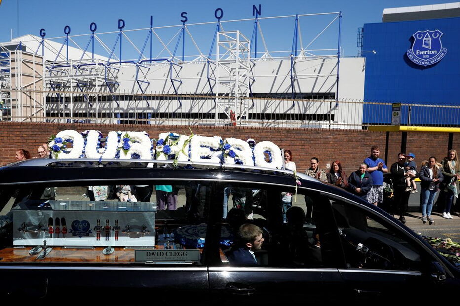 Multidão na despedida emotiva a Alfie Evans