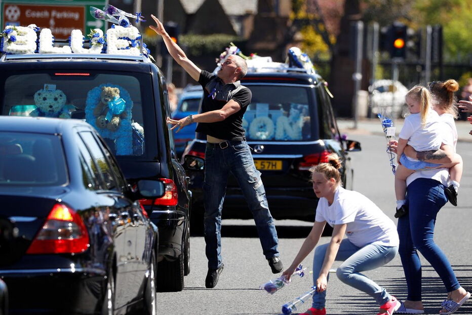 Multidão na despedida emotiva a Alfie Evans