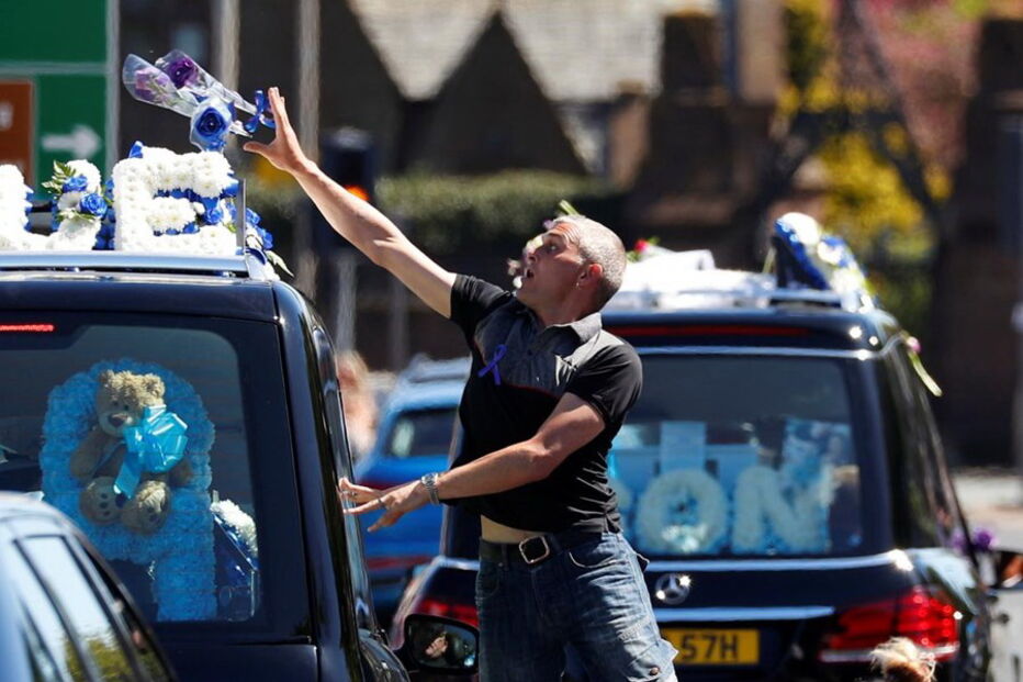 Multidão na despedida emotiva a Alfie Evans