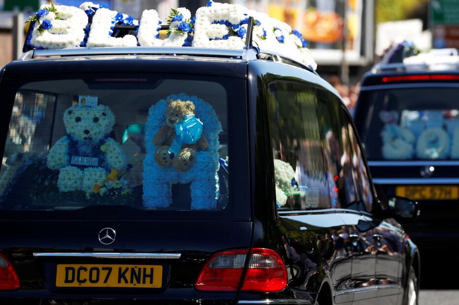 Multidão na despedida emotiva a Alfie Evans