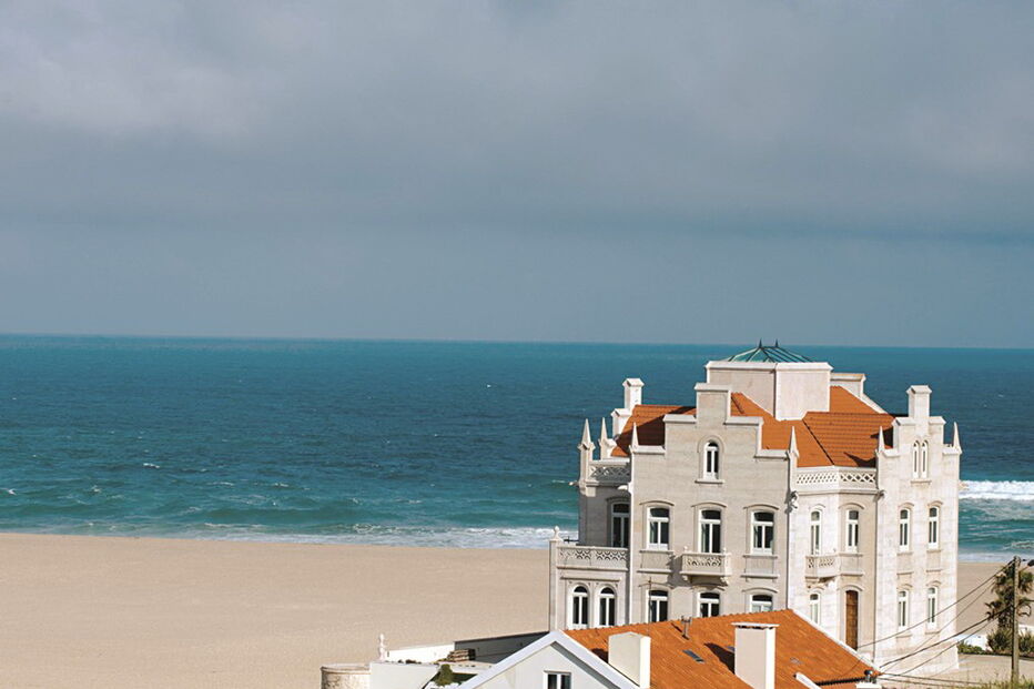 Um palacete que data do início do século XX está agora transformado numa luxuosa e moderna moradia. É uma atração nesta zona de praia 