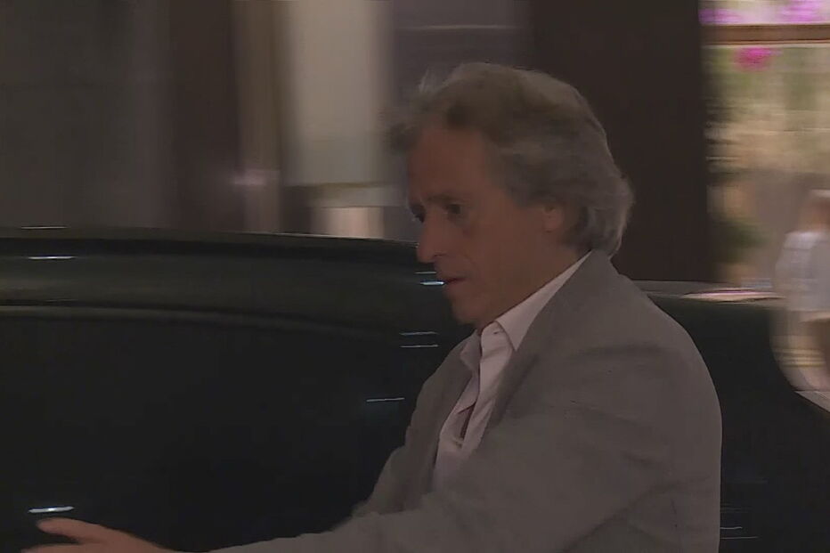 Jorge Jesus à saída do Ritz