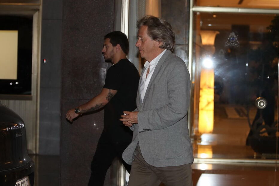 Jesus à porta do hotel Ritz, onde esteve reunido com o advogado