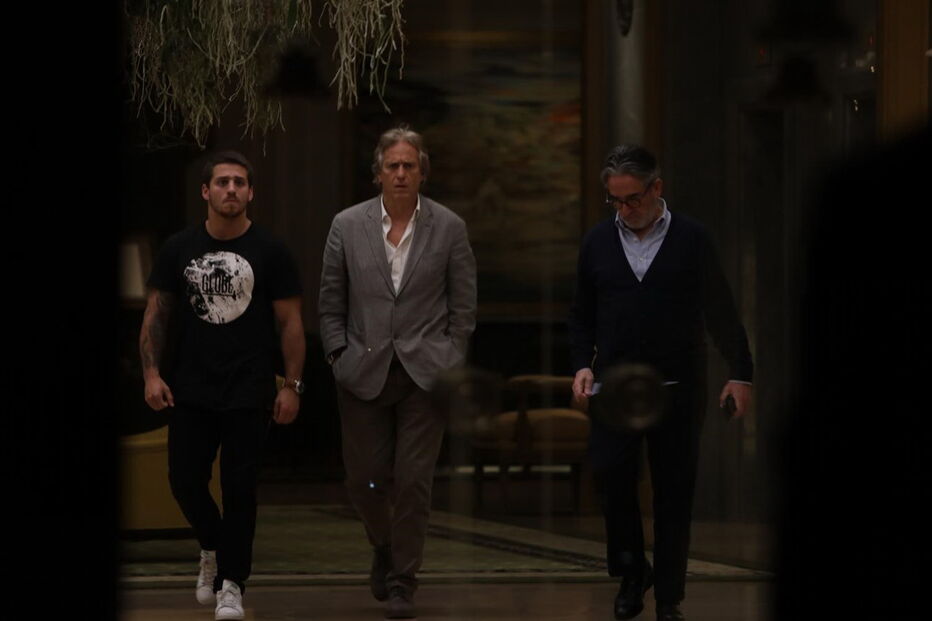 Jesus à porta do hotel Ritz, onde esteve reunido com o advogado