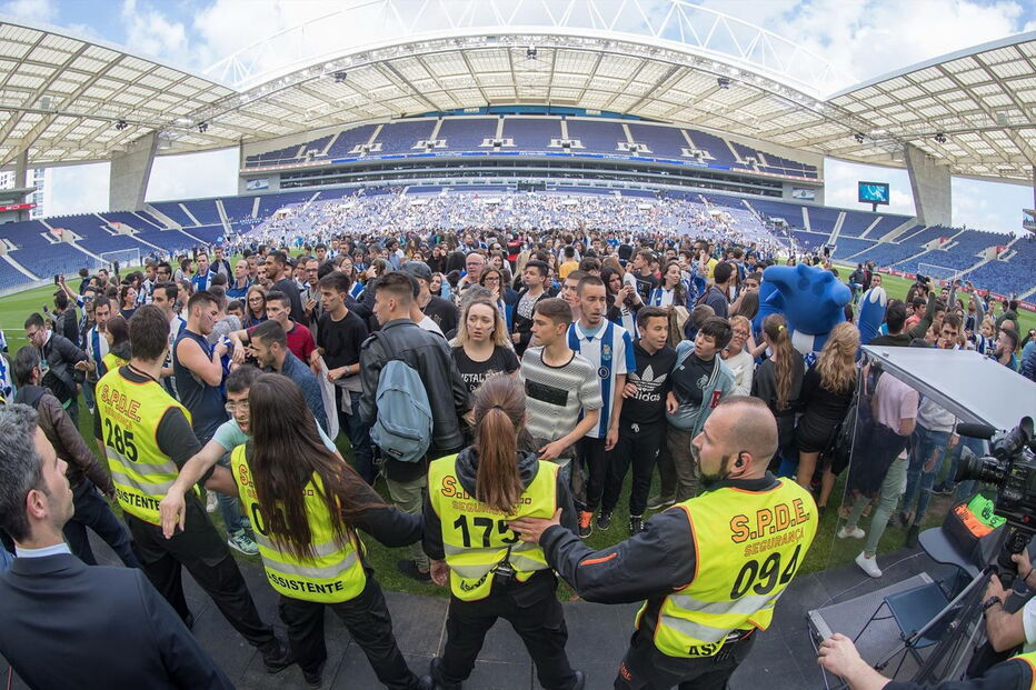 Adeptos portistas em delírio com treino aberto