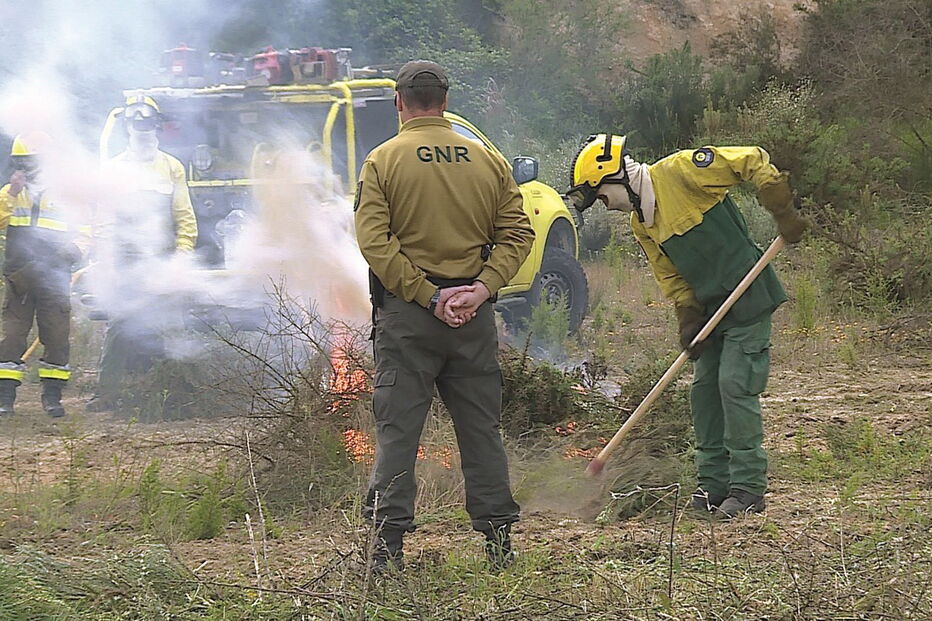 GNR e Proteção Civil estão no terreno a promover ações de formação e sensibilização sobre o uso correto e legal do fogo 
