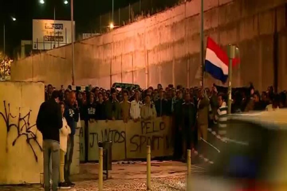 Adeptos do Sporting fazem vigília em Alvalade