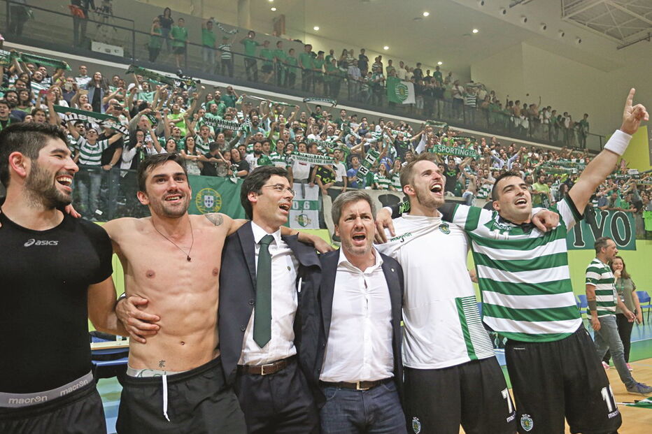 Bruno de Carvalho celebra vitória do Sporting contra o Benfica, em jogo sob suspeita