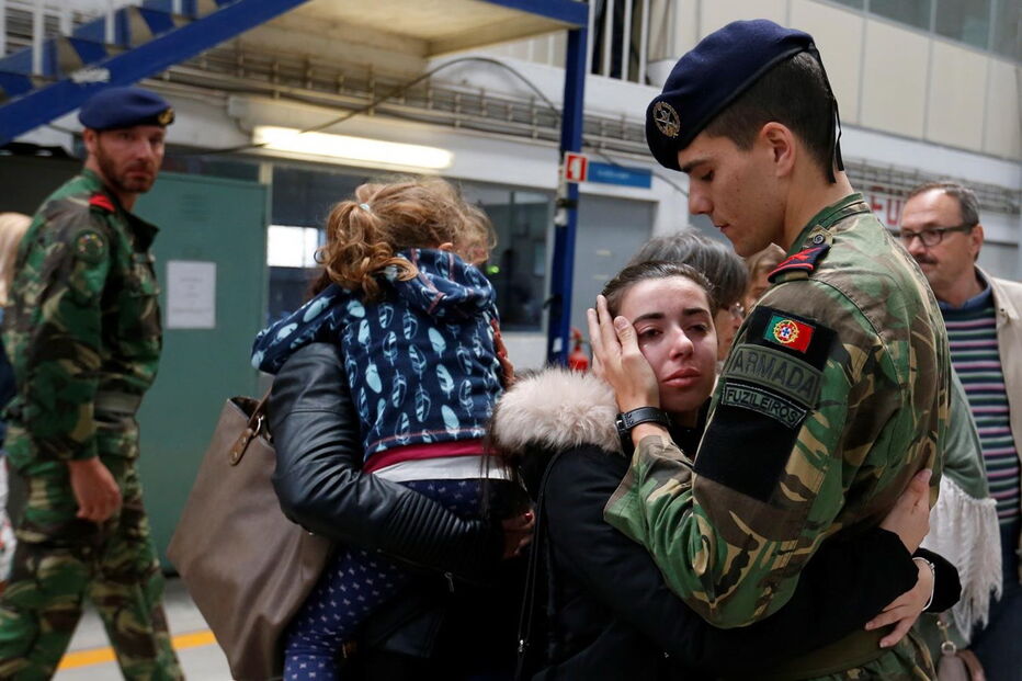 Militares despedem-se das namoradas