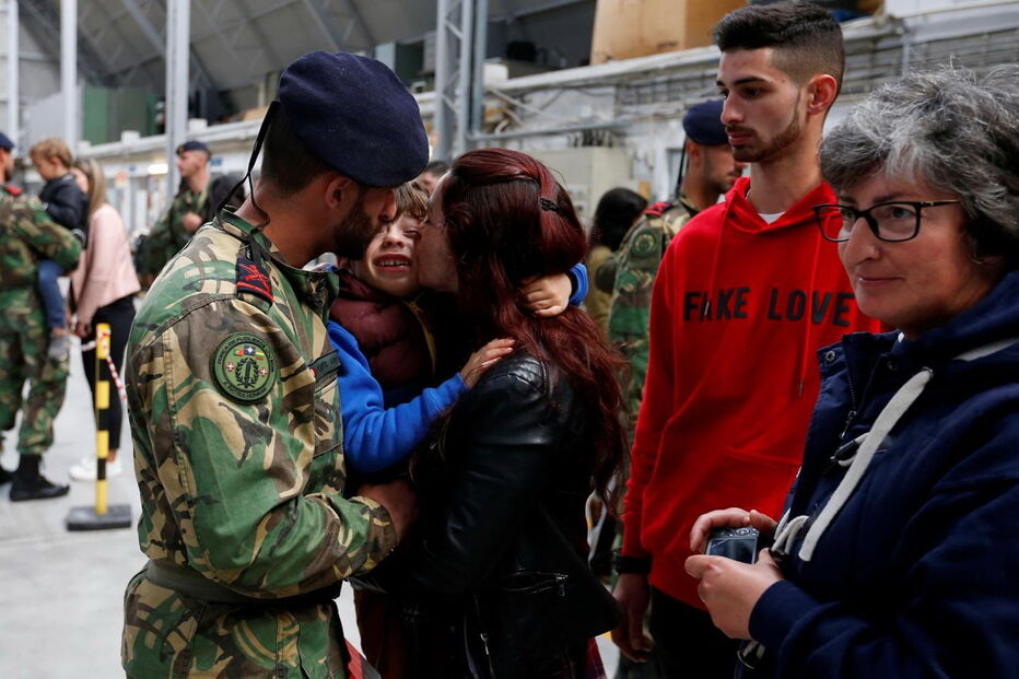 Militares despedem-se das namoradas