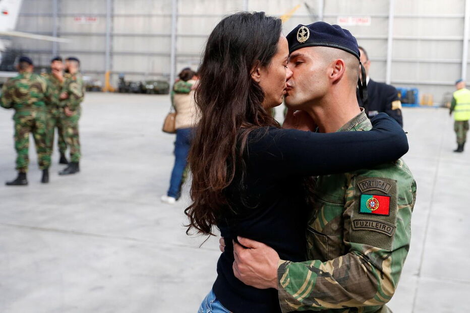 Militares despedem-se das namoradas