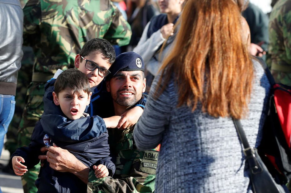 Militares despedem-se das namoradas