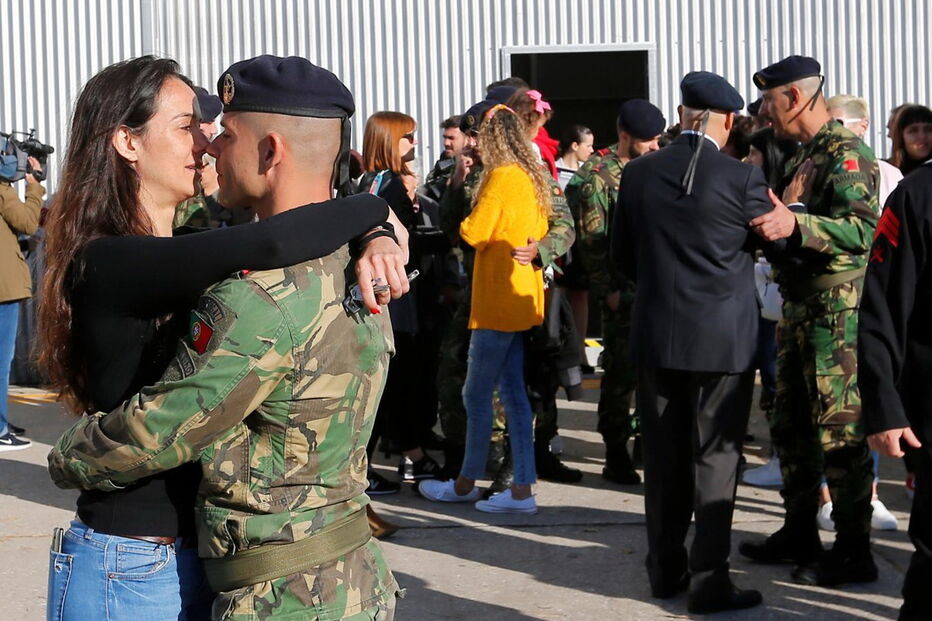 Militares despedem-se das namoradas