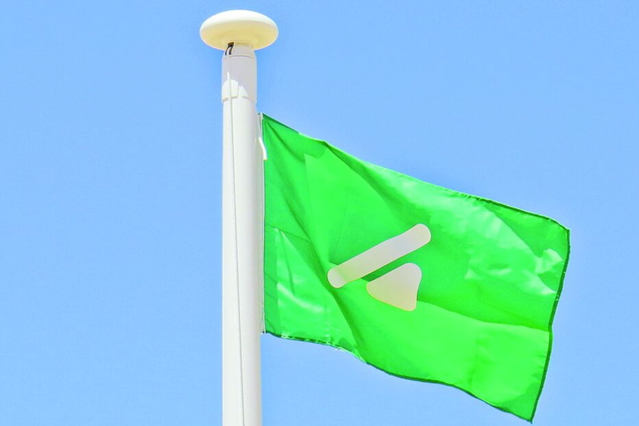 Bandeira com sinalética para população daltónica