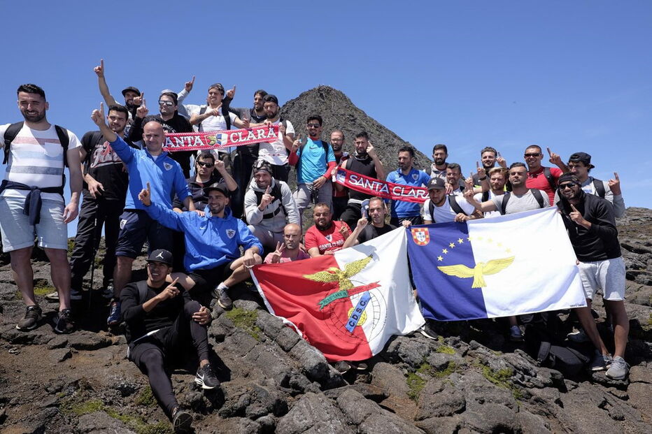 Equipa do Santa Clara no topo da ilha do Pico