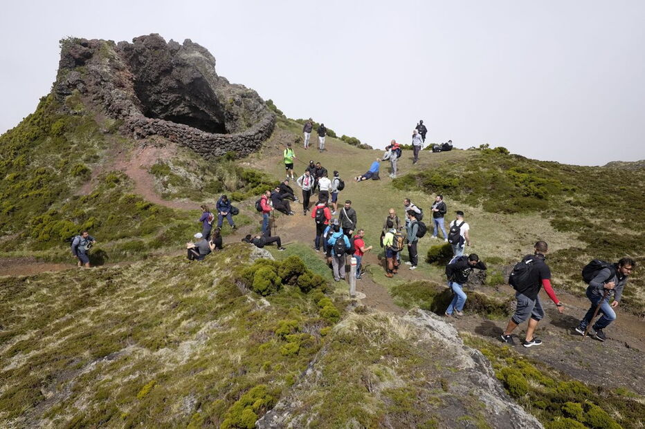 Equipa do Santa Clara no topo da ilha do Pico