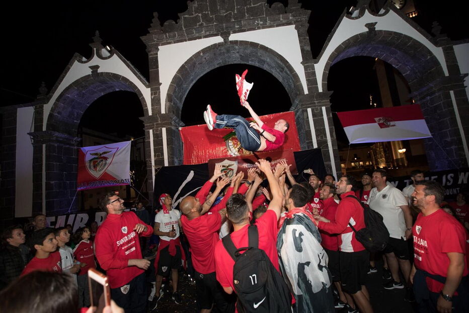 Equipa do Santa Clara celebra a subida à I Liga
