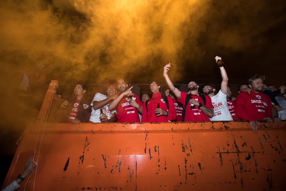 Equipa do Santa Clara celebra a subida à I Liga
