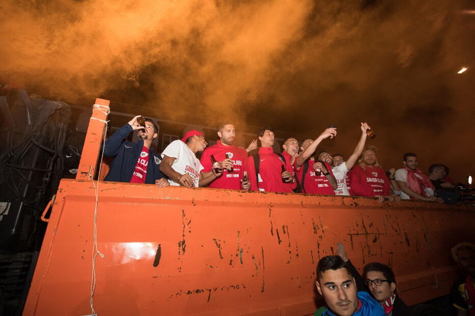 Equipa do Santa Clara celebra a subida à I Liga