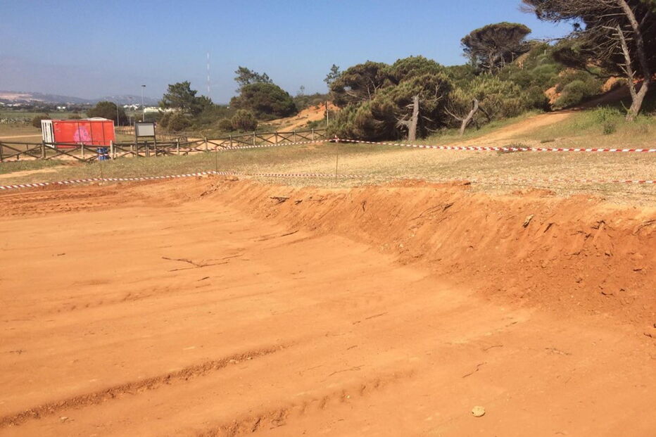 Trabalhos de escavação e terraplanagem estavam a decorrer sem autorização
